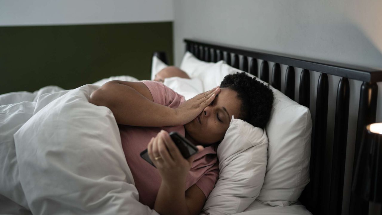 Fatigue Persistante Après le Sommeil : Causes, Qualité du Sommeil et Solutions Pratiques