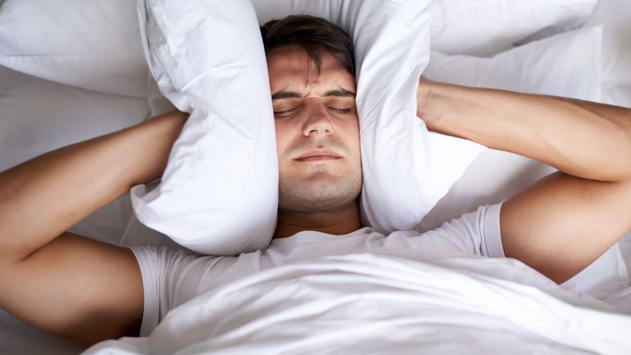 Pourquoi votre cerveau n’arrive pas à se déconnecter la nuit et comment y remédier